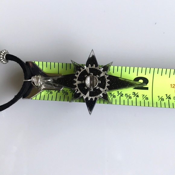 Black resin North Star steam punk wheel necklace - Picture 13 of 14